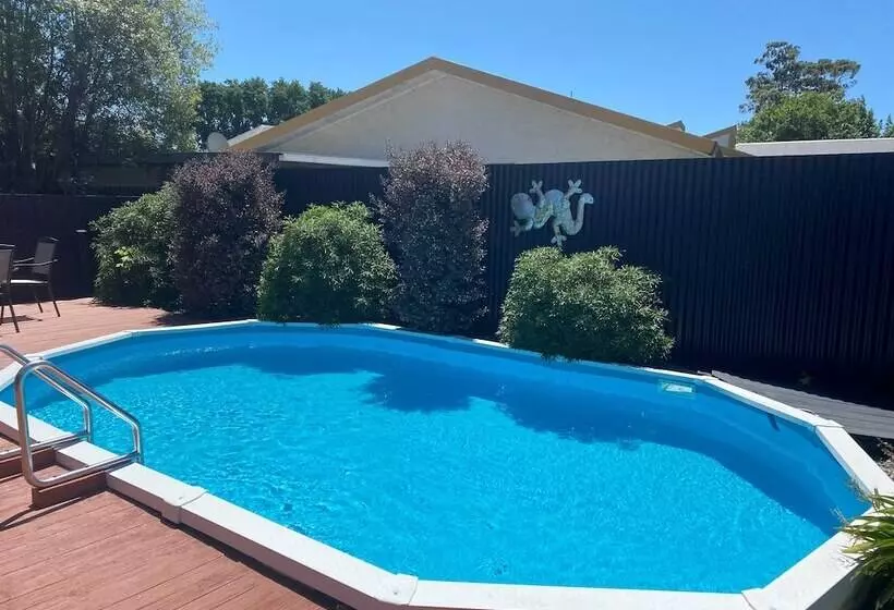 Hotel Knightsbridge Court Motor Lodge