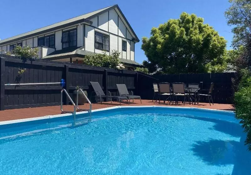 Hotel Knightsbridge Court Motor Lodge