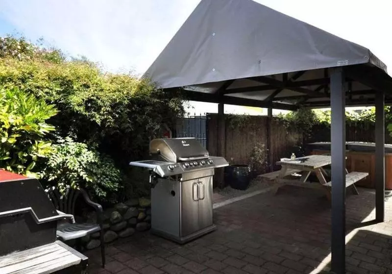 Hotel Knightsbridge Court Motor Lodge