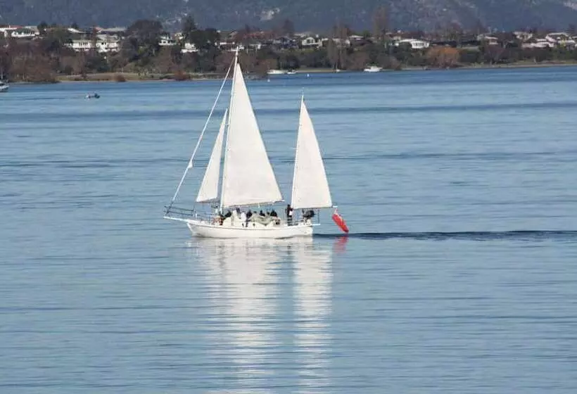 ホテル Twin Peaks Lakeside Inn