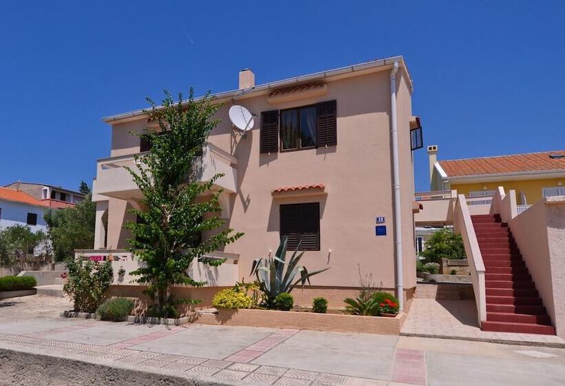 بنسيون Apartments Cola