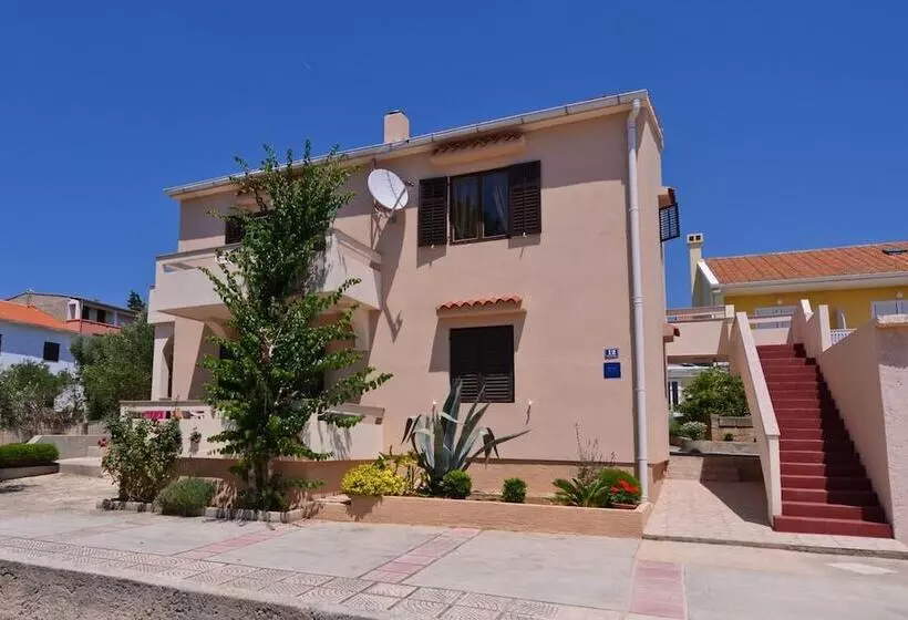 Majatalo Apartments Cola