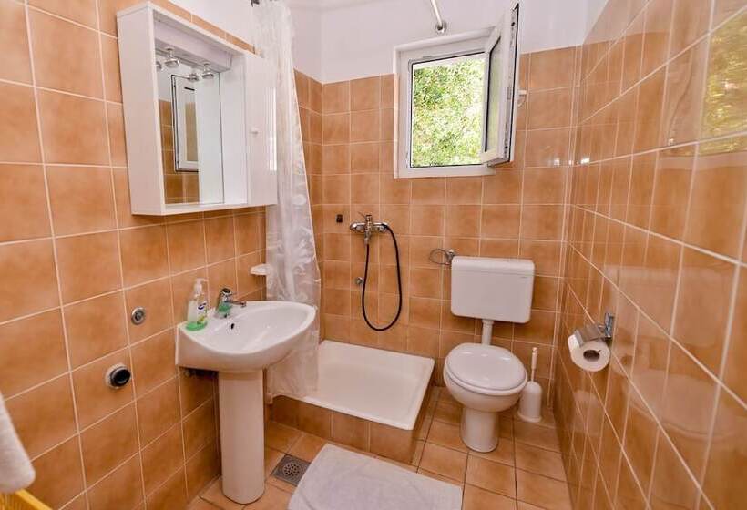 بنسيون Apartments Cola