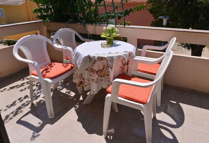 بنسيون Apartments Cola