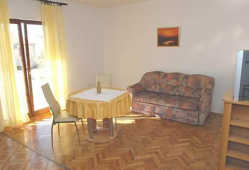 بنسيون Apartments Cola