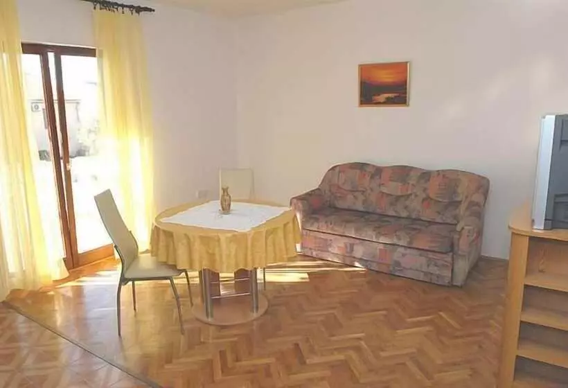 Majatalo Apartments Cola
