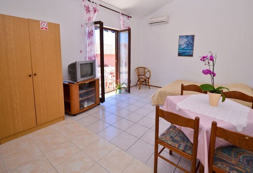 بنسيون Apartments Cola