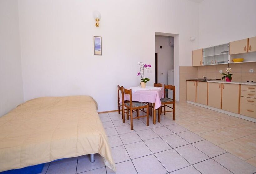 بنسيون Apartments Cola