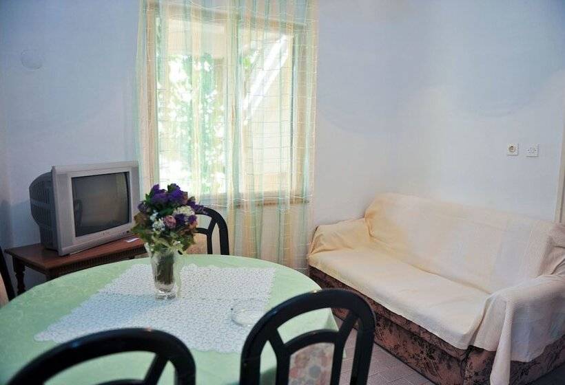 بنسيون Apartments Cola