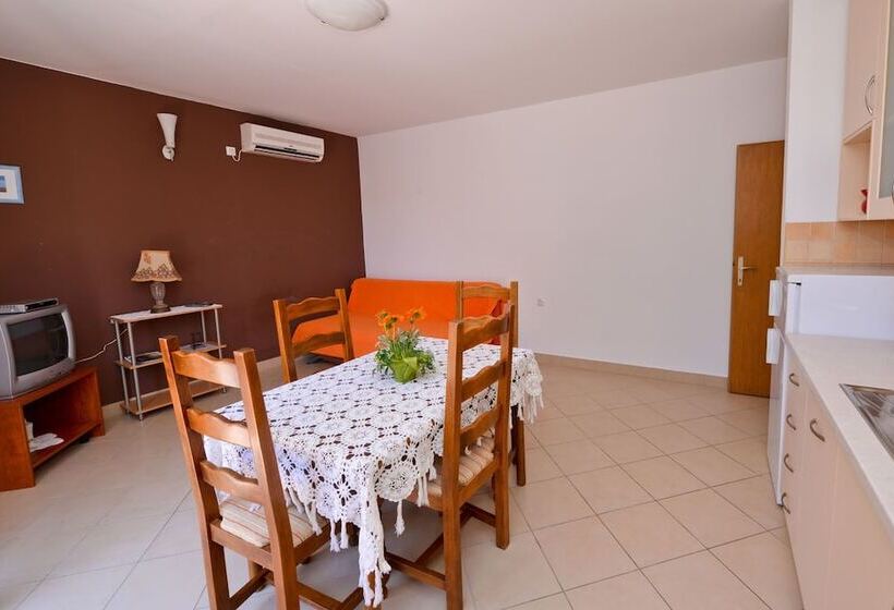 بنسيون Apartments Cola