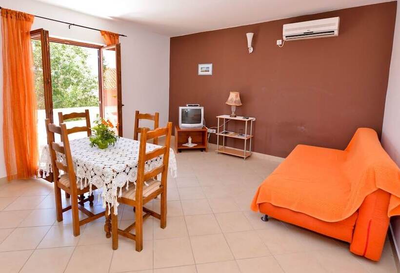 بنسيون Apartments Cola