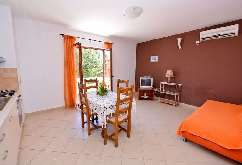 بنسيون Apartments Cola