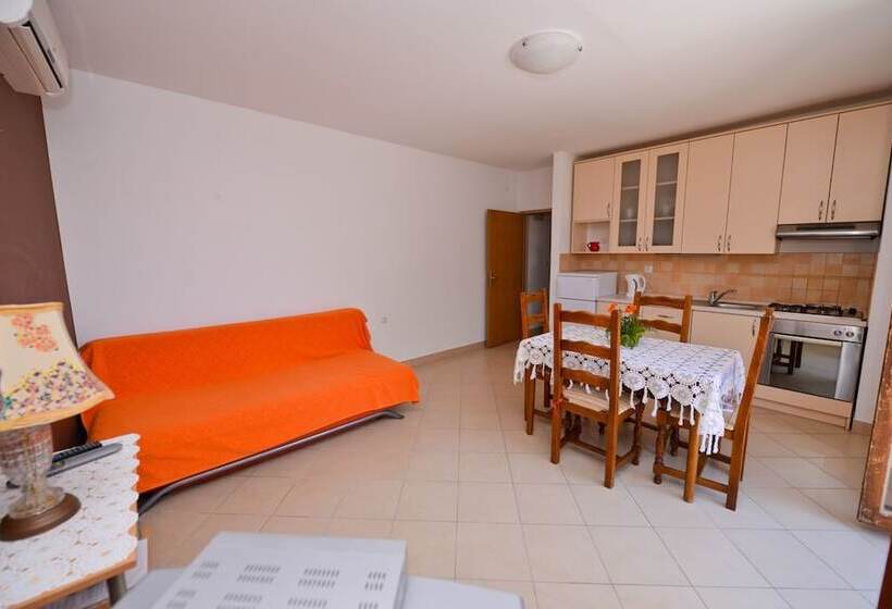 بنسيون Apartments Cola