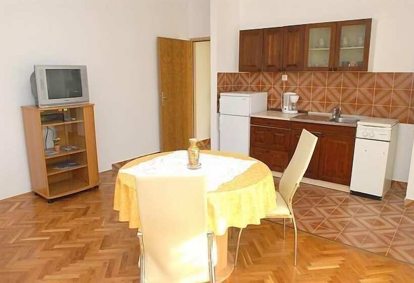 بنسيون Apartments Cola