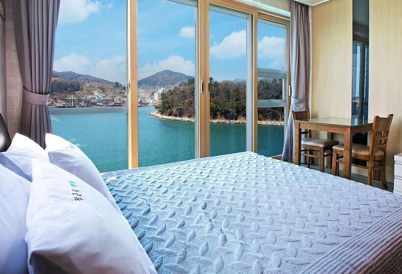 Yeosu Janggun Island Pension