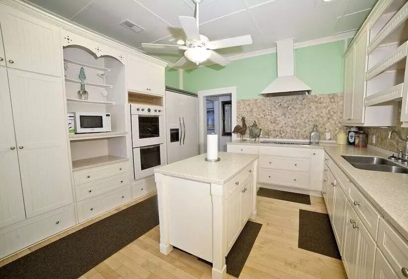 Georgianne Inn & Suites