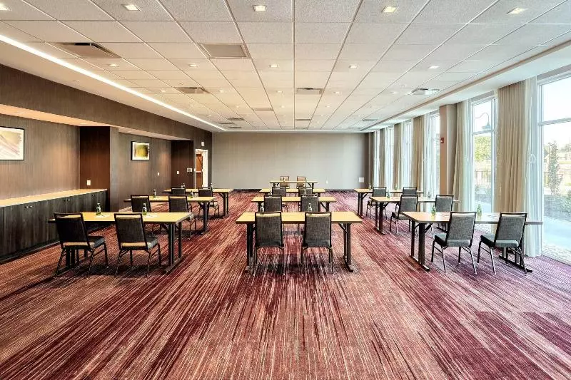 ホテル Courtyard By Marriott North Brunswick