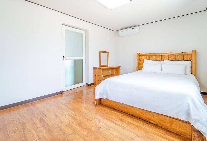 Jeju New Haean Punggyeong Pension