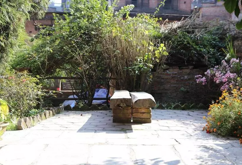 تختخواب و صبحانه Pradhan House   Home Stay With Garden