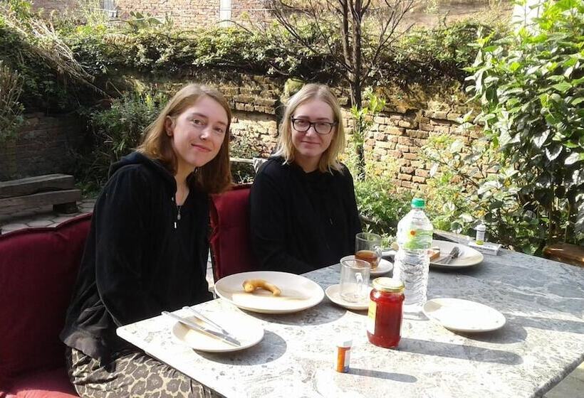 تختخواب و صبحانه Pradhan House Home Stay With Garden