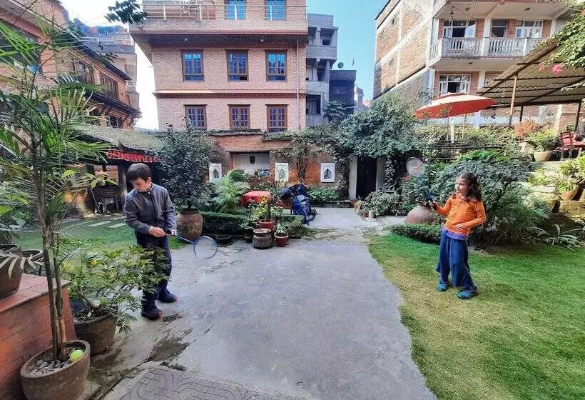 تختخواب و صبحانه Pradhan House   Home Stay With Garden
