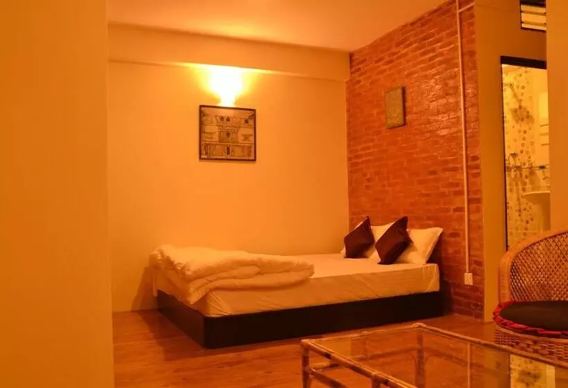 تختخواب و صبحانه Pradhan House   Home Stay With Garden