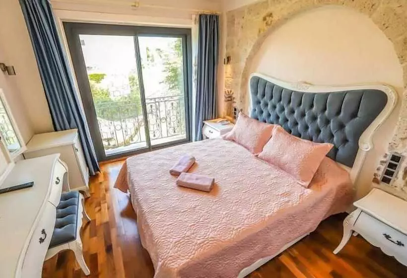 Amour Alacati Butik Otel