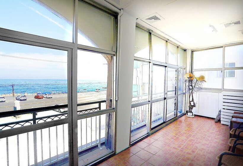 פנסיון Jeju Beach House