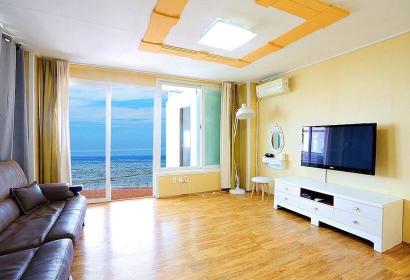 פנסיון Jeju Beach House