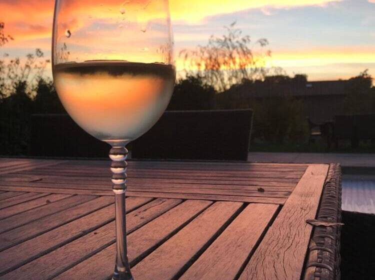 تختخواب و صبحانه Les Crays De Levigny