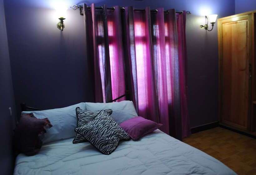 تختخواب و صبحانه Saruni River Lodge