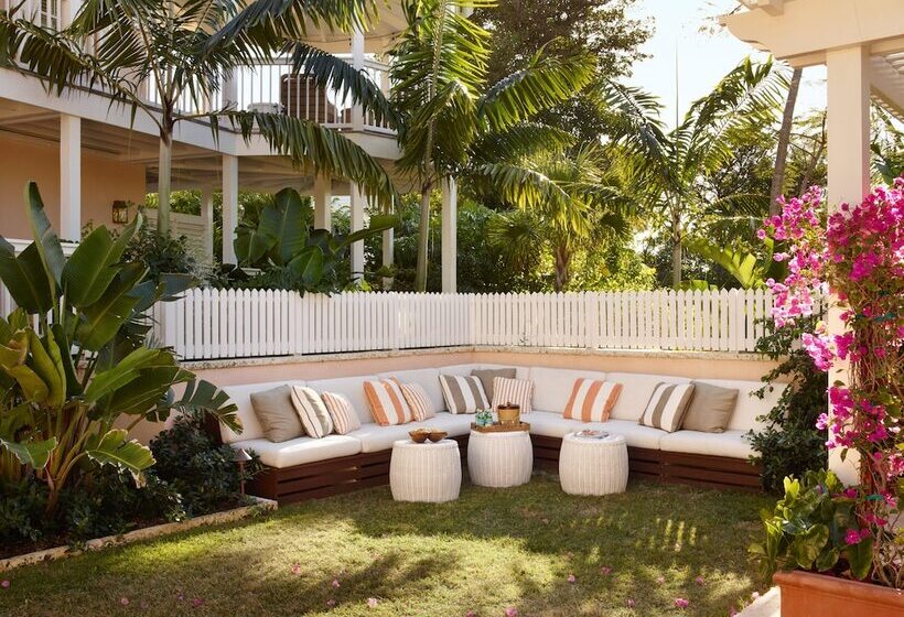 هتل Eleven Bahama House