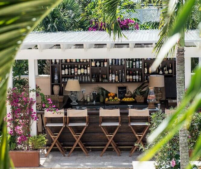 هتل Eleven Bahama House