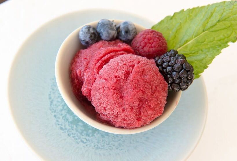 هتل Eleven Bahama House