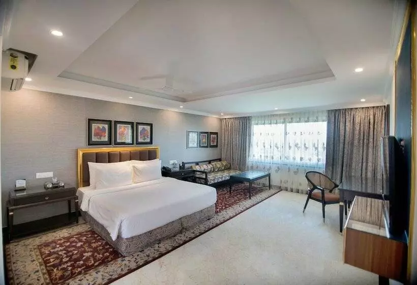 Hotelli Mayfair Lake Resort