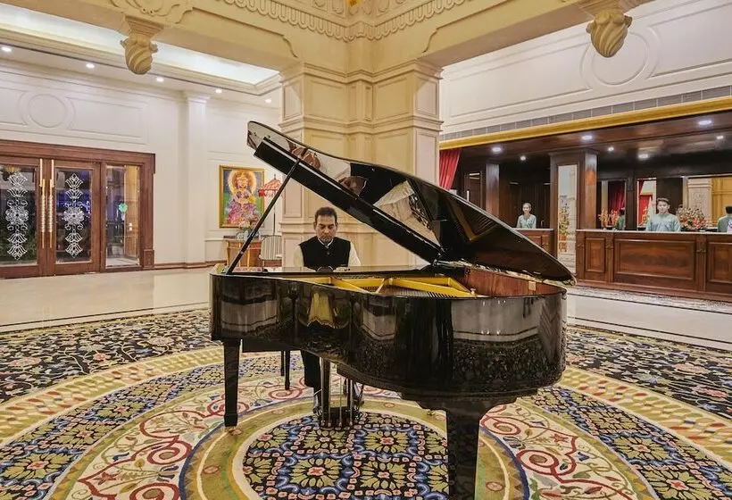 Hotelli Mayfair Lake Resort