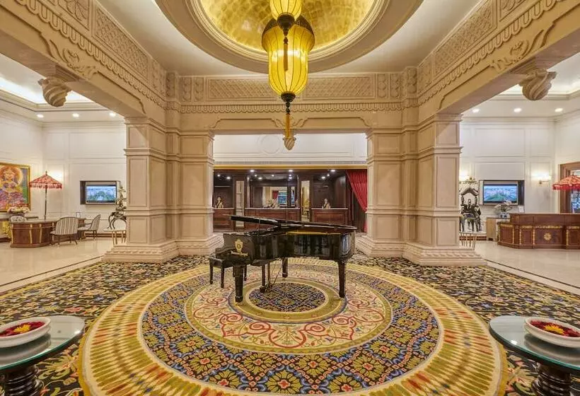 Hotelli Mayfair Lake Resort