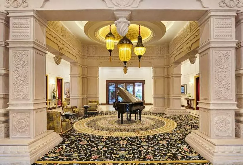 Hotelli Mayfair Lake Resort