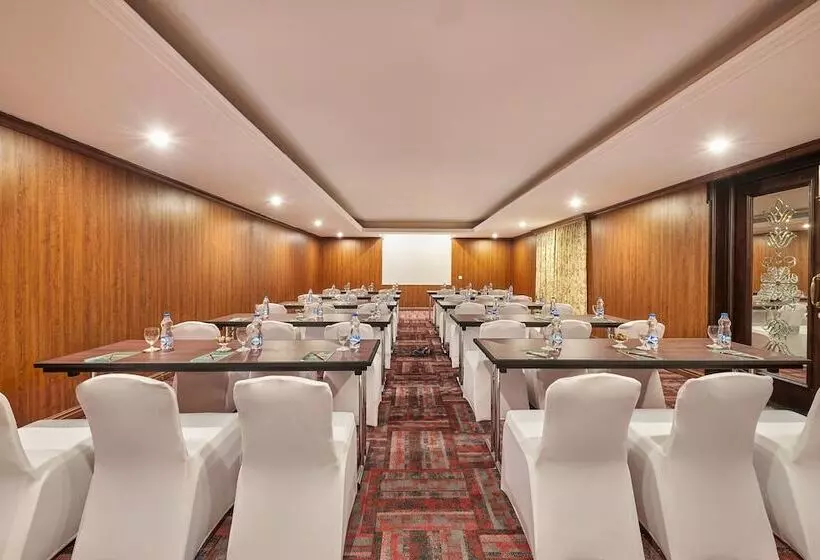 Hotelli Mayfair Lake Resort