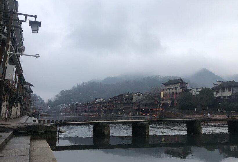 פונדק Fenghuang Little Bear Family Guest House