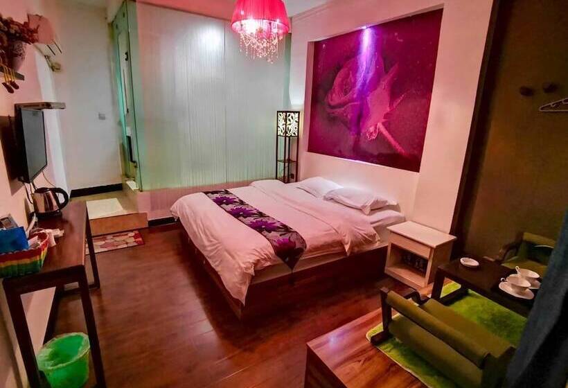 פונדק Fenghuang Little Bear Family Guest House