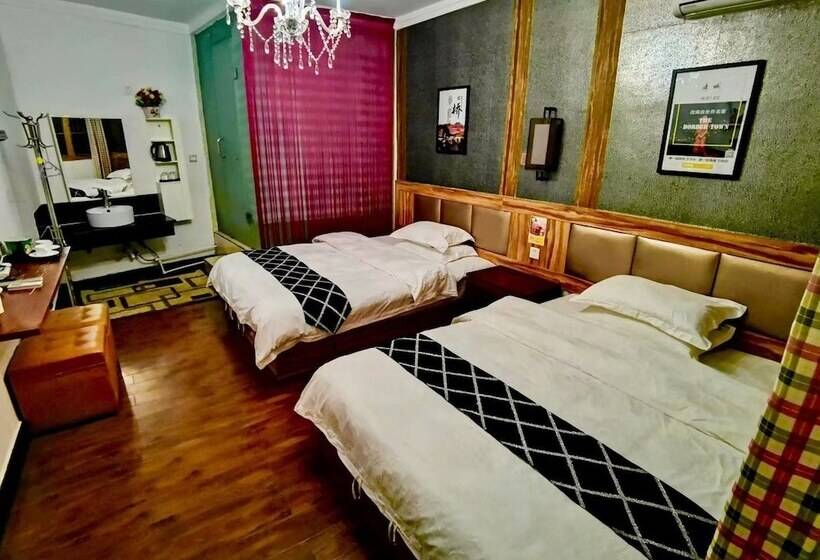 פונדק Fenghuang Little Bear Family Guest House