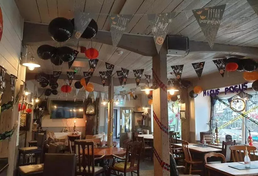 Hostal The Harbour Moon