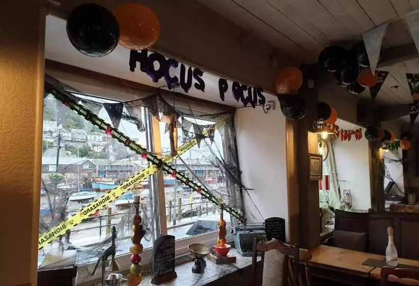 Hostal The Harbour Moon