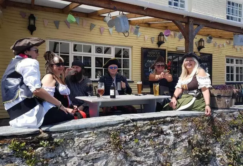 Hostal The Harbour Moon