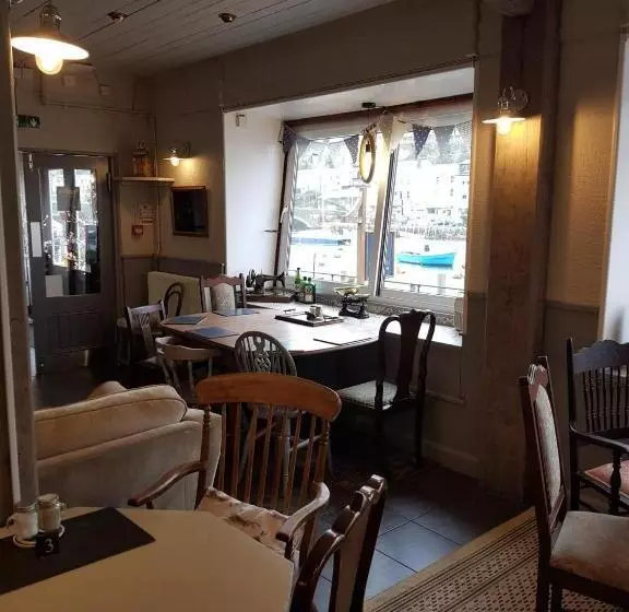 Hostal The Harbour Moon