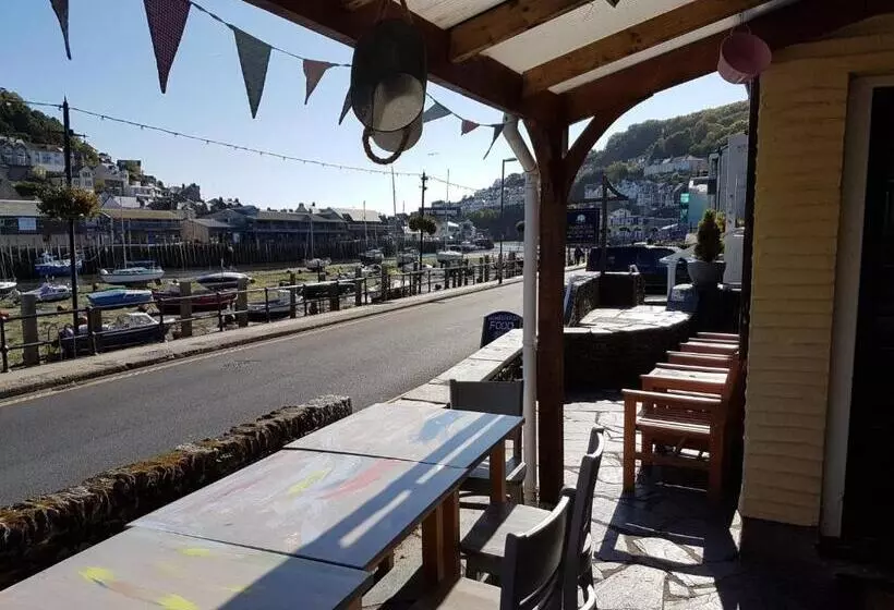 Hostal The Harbour Moon