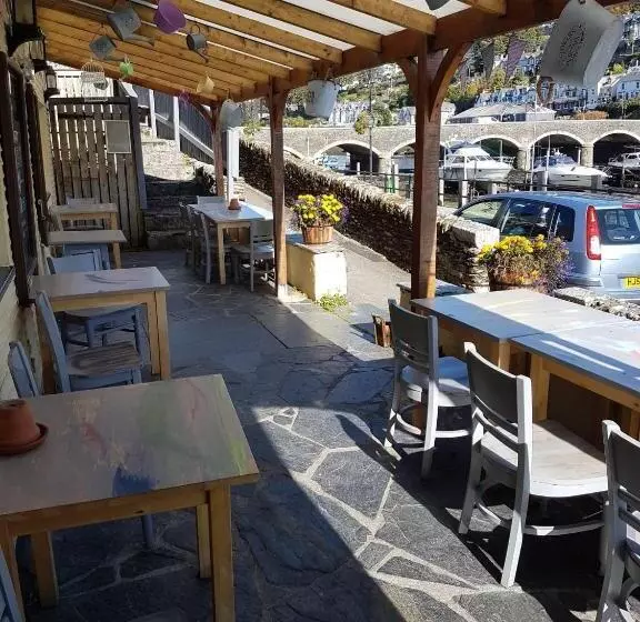 Hostal The Harbour Moon