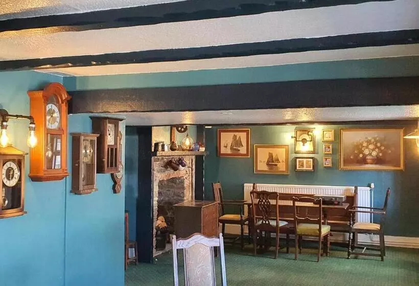 Hostal The Harbour Moon