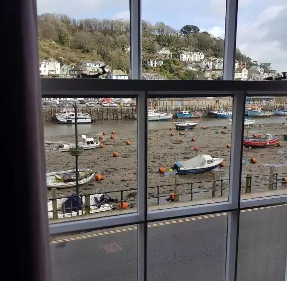 Hostal The Harbour Moon